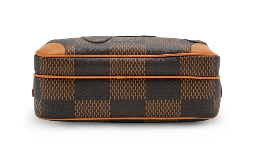 Louis Vuitton
Virgil Abloh NIGO Brown Giant Damier Ebene & Drip Monogram Coated Canvas Nil Messenger Gold Hardware, 2021